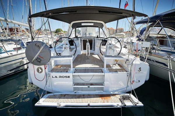 Oceanis 381 par LM Yachting à Biograd na moru