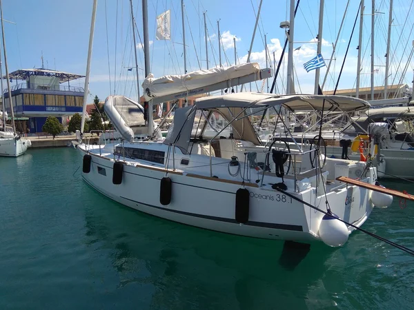 Oceanis 381 von El Yachting in Lefkada