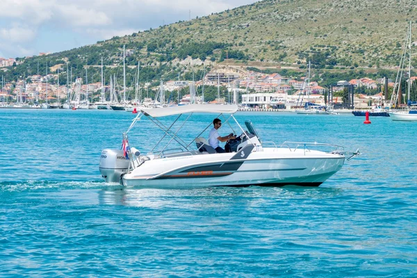Flyer 6.6 SPACEdeck da Providenca Charter em Trogir