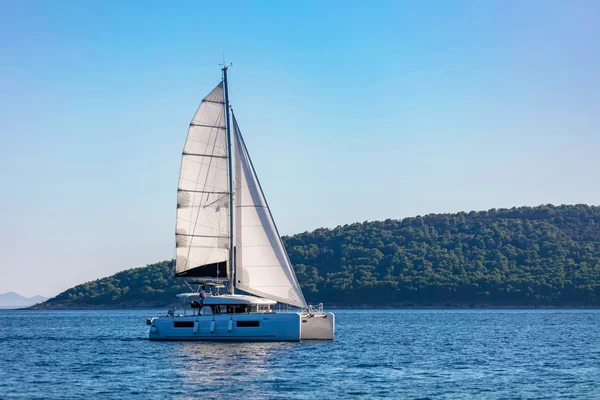 Lagoon 40 par Orvas Yachting à Kaštel Gomilica