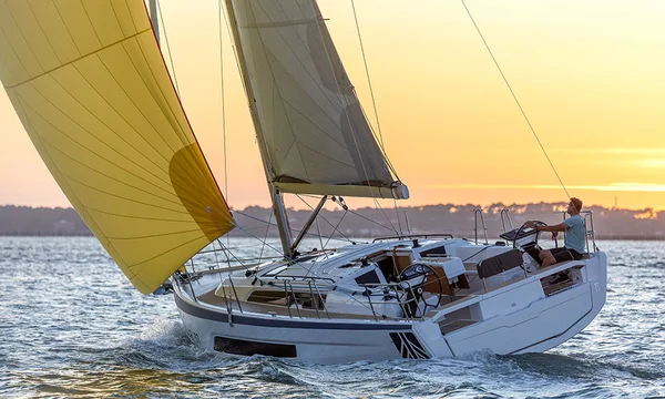 Dufour 37 av Midi Nautisme i Ajaccio