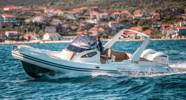 Tempest 1000 av Newera Charter i Sukošan