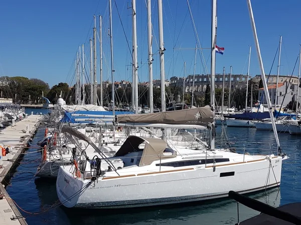 Sun Odyssey 349 av Vala Charter i Pula