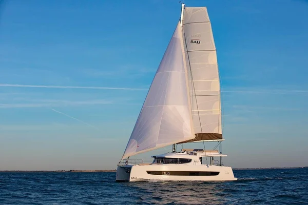 Bali 4.4 af BVI Yacht Charters i Road Town