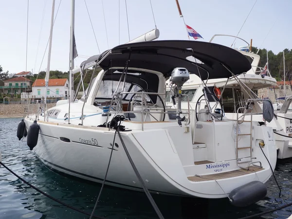Oceanis 50 da Sailing Europe Charter em Šolta