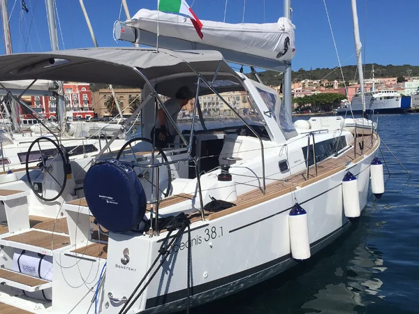Oceanis 38 från Carloforte Sail Charter i Cagliari