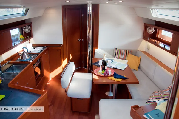 Oceanis 45 da Le Bateau Blanc em Boca di Magra