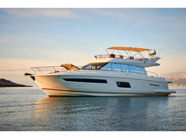 Prestige 550 yritykseltä Offshore Boote Primoštenissa