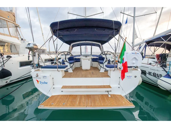 Oceanis 46.1 par Spartivento Yacht Charter à Castiglioncello