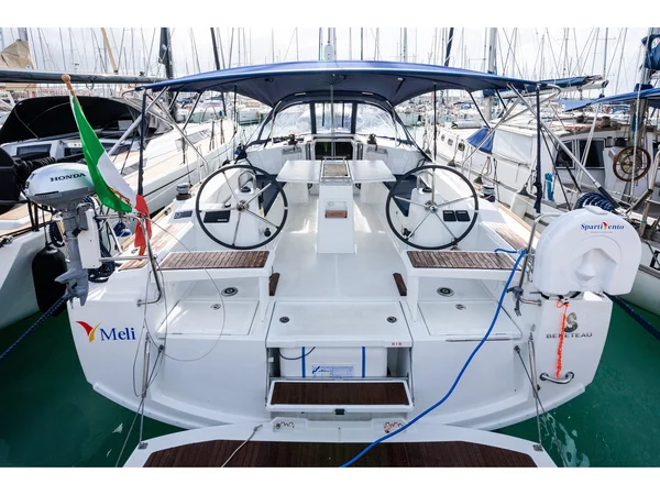 Oceanis 381 af Spartivento Yacht Charter i Castiglioncello