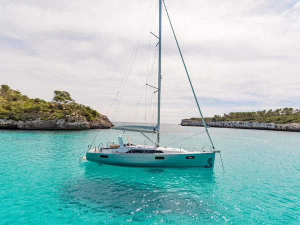 Oceanis 411 da Spartivento Yacht Charter em Castiglioncello