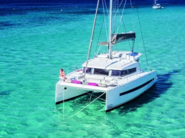 Bali 4.1 af Barefoot Yacht Charters i St. Vincent