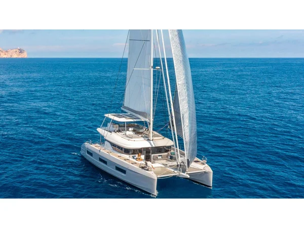 Lagoon 60 de Spartivento Yacht Charter en Salerno