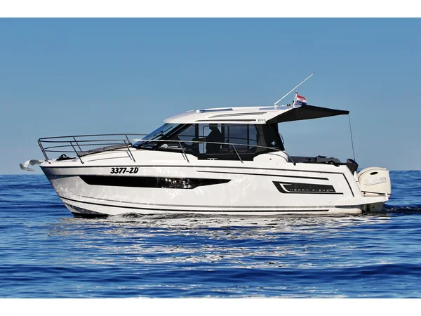 Merry Fisher 895 yritykseltä Sea Drive Zadarissa