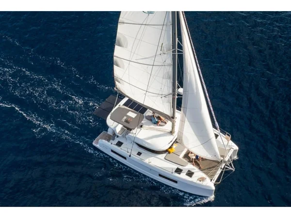 Lagoon 380 van Spartivento Yacht Charter in Furnari
