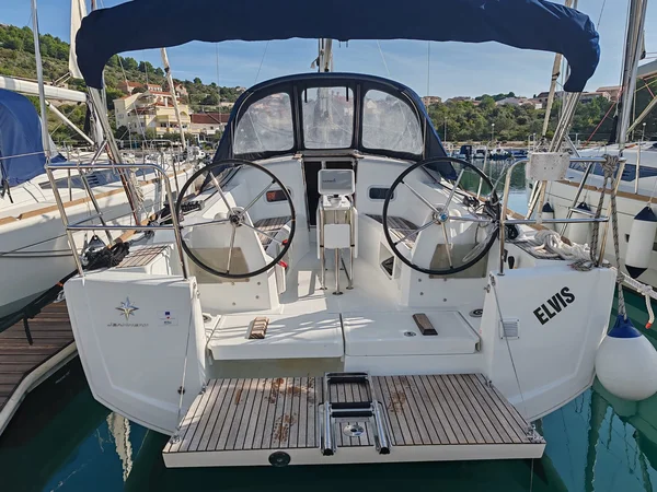 Sun Odyssey 34 yritykseltä Adventure Charter Dragessa