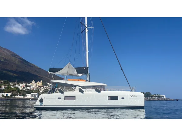Lagoon 42 from Cayo Tardo Charter in Capo d’Orlando