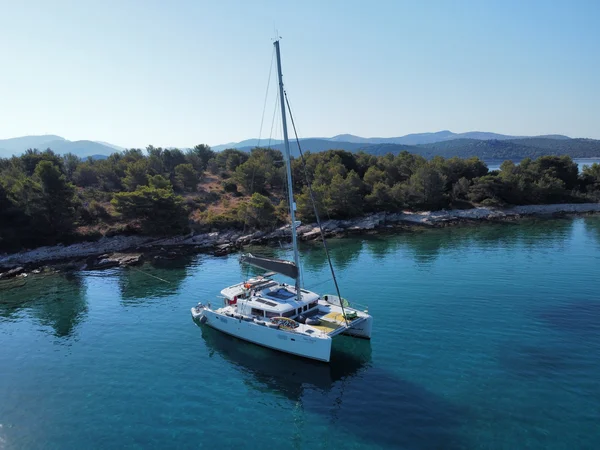 Lagoon 450 av Catamaran Sailing i Marina