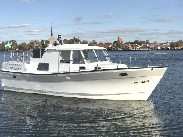 Naviga Nordica T 40 par Gota Kanal Charter à Motala