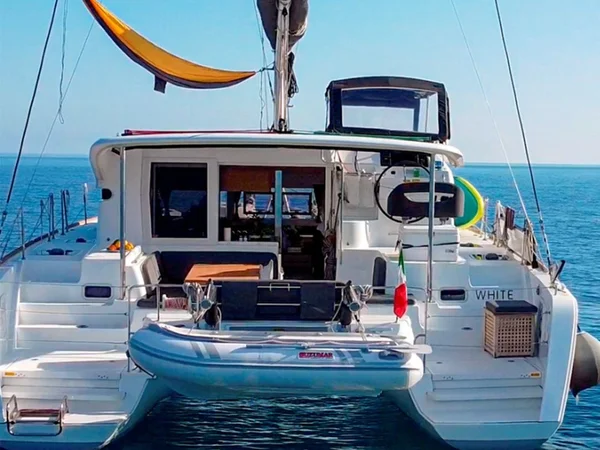 Lagoon 40 av VentoVela Catamaran Charter i Salerno