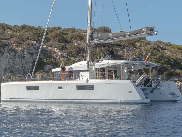 Lagoon 52 av Athenian Yachts i Nea Peramos