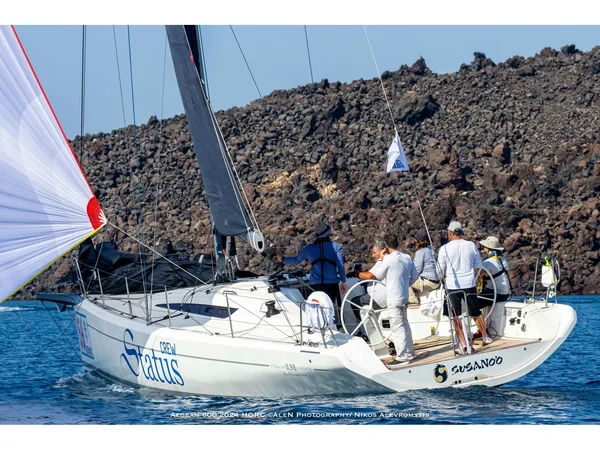 Italia Yachts 11.98 av Blue in White: Sailing & Eudaimonia i Pireus