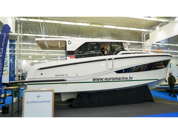 Delphia 10 Sedan yritykseltä Euromarine charter Splitissä