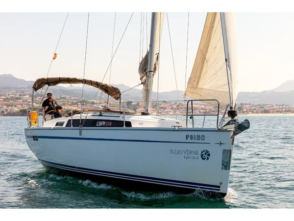 Bavaria 34 Cruiser av Julio Verne Nautica i Baiona