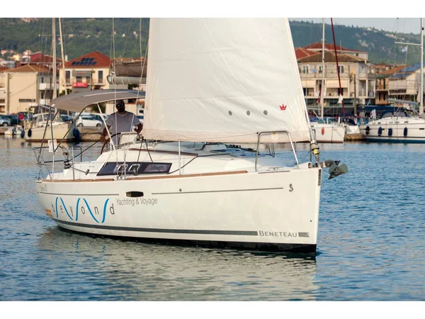 Oceanis 31 von Beyond Yachting in Lefkada