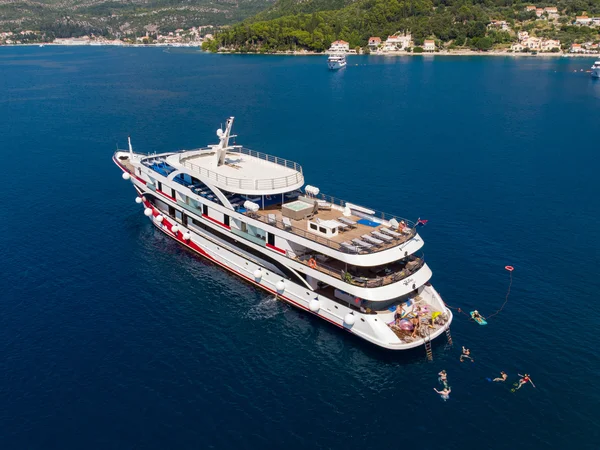 Luxury Motor Yacht af Zantium Travel i Split