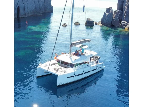Bali 4.5 van Sailing Boat Service in Palermo