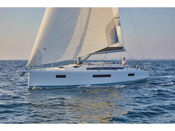 Sun Odyssey 410 af Hellenic Vessel Management i Lefkada