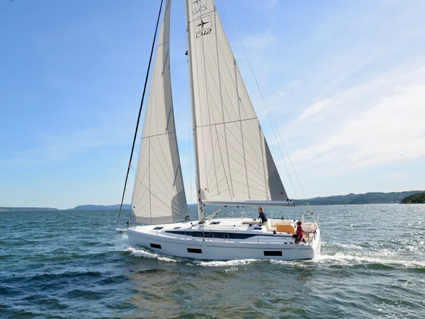 Bavaria 42 Cruiser från Marina Yacht Charter i Cecina