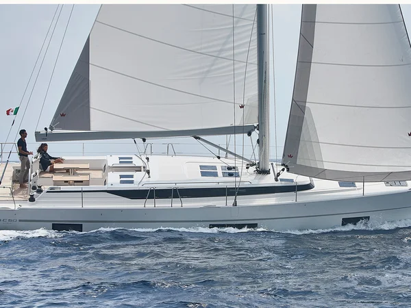 Bavaria C50 della Marina Yacht Charter a Cecina
