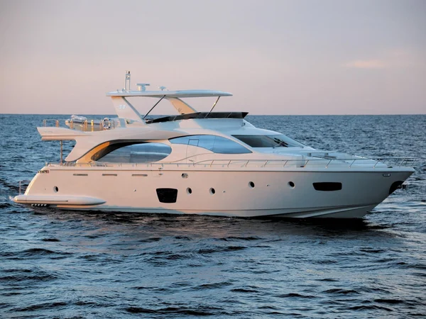 Azimut 85 van Vernicos Crewed op Corfu