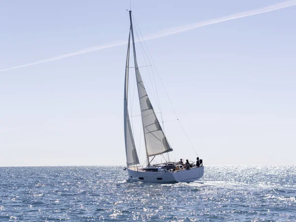 Dufour 390 Grand Large yritykseltä Mola Sailing Marmariksessa