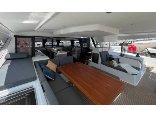 Fountaine Pajot Aura 51 av All Blue i Athen