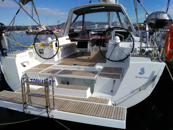 Oceanis 45 from VELANOMADA YACHT CHARTER in Girona