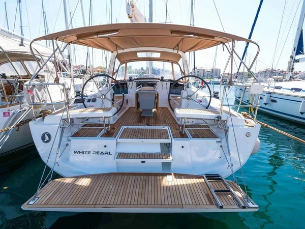 Oceanis 411 av Batana Navtik i Izola