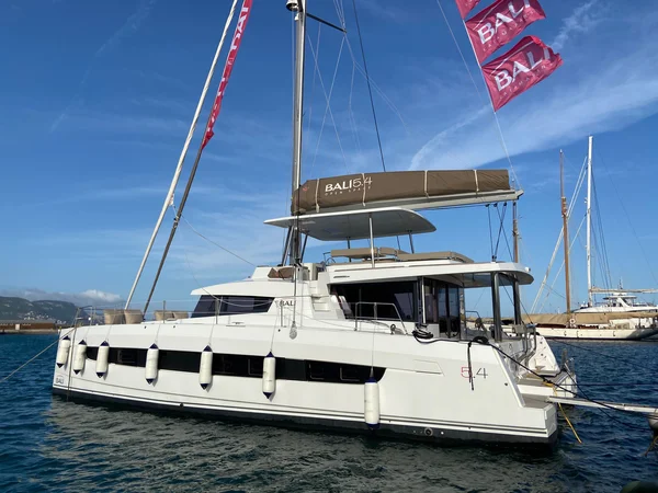 Bali 5.4 von World Wide Charter in Furnari