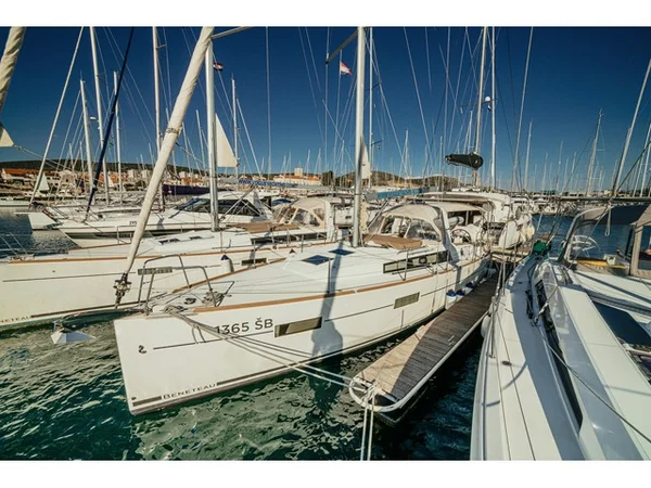 Oceanis 38 från Vogue Yachting i Šibenik