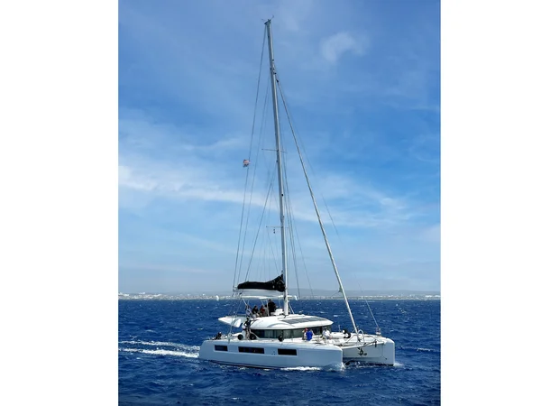 Lagoon 50 af Phantom Charter i Ibiza
