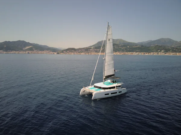 Dufour 48 Catamaran della Marina Yacht Charter a Cecina