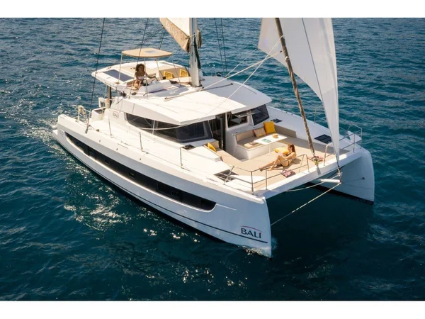 Bali 4.2 af MadMax Franchising Nautico i Procida