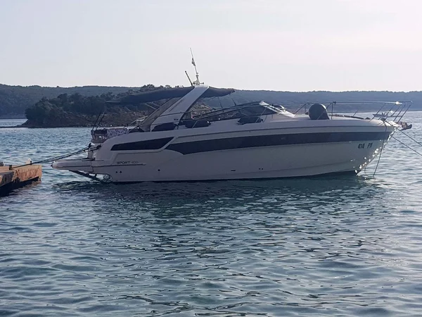 Bavaria Sport 400HT yritykseltä Perfect-Charter Punatissa