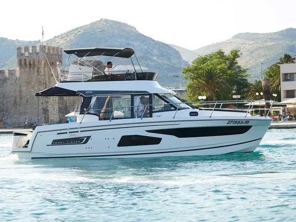 Merry Fisher 1095 Fly van Coral Nautica in Trogir