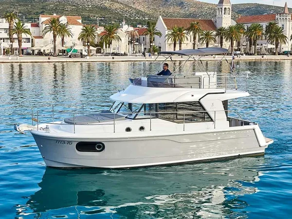 Swift Trawler 30 från Coral Nautica i Trogir