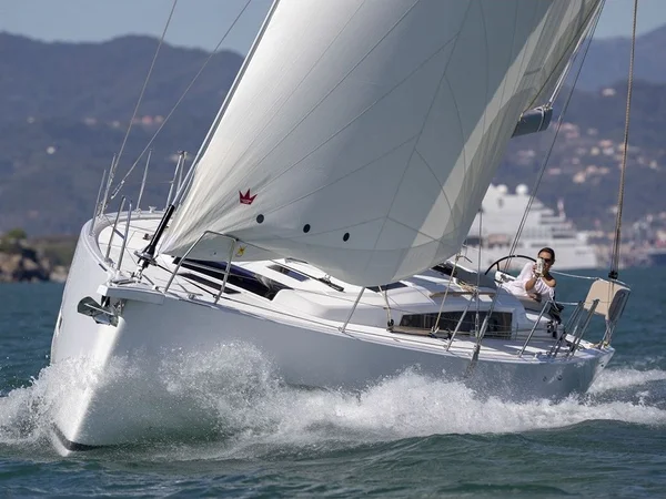 Dufour 430 af Julio Verne Nautica i Baiona