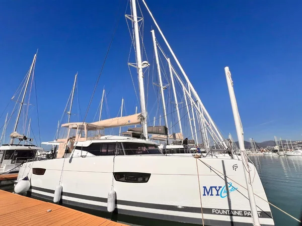Fountaine Pajot Elba 45 af Marina Yacht Charter i Salerno