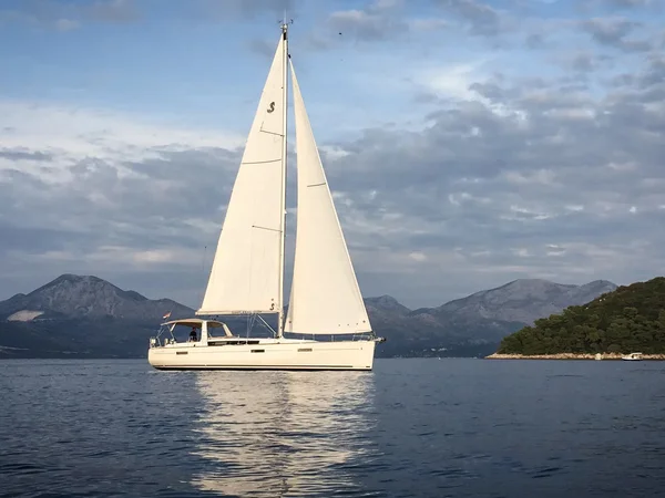 Oceanis 45 av Ancyra Sailing i Tivat